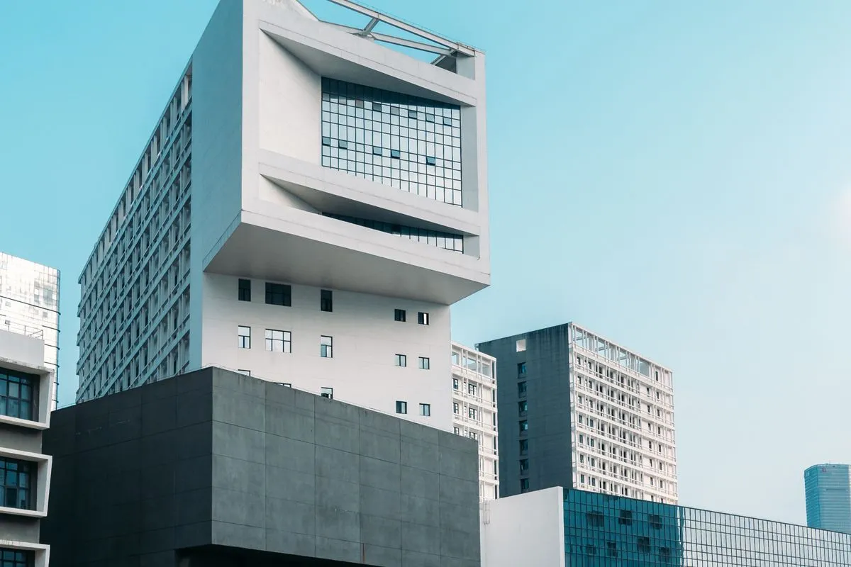 Moderne Unternehmensarchitektur mit Glasfassaden als Sinnbild für Investition und Wachstum